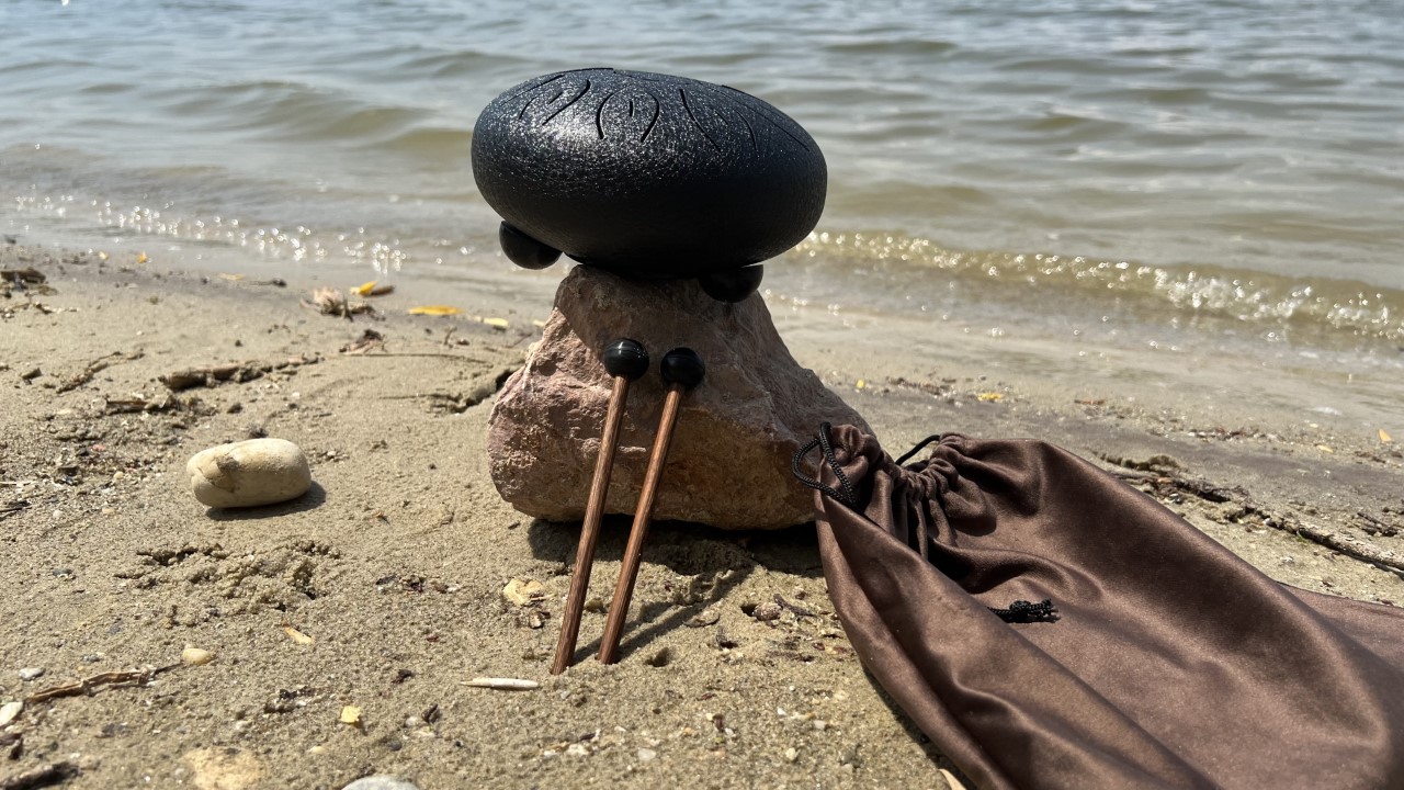 Handpan - Kicsi Handpan  Gyönyörű hangja mindenkit elvarázsol. Két darab gumi ütője és 11 hangja kit 