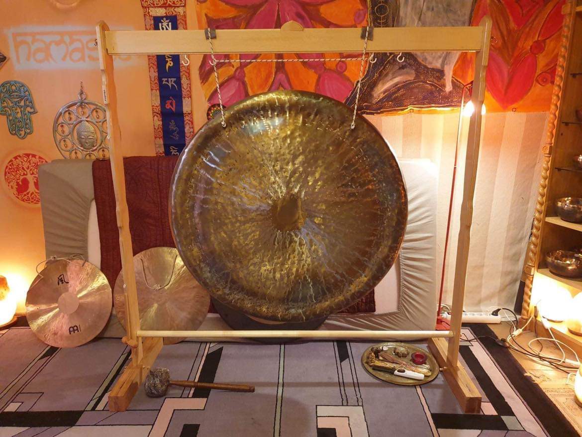 Kézzel készített nagy gong állvány 70 - 100cm  70cm-100cm átmérőjű gongokhoz készült csodaszép gongállvány, mely hangfürdő
