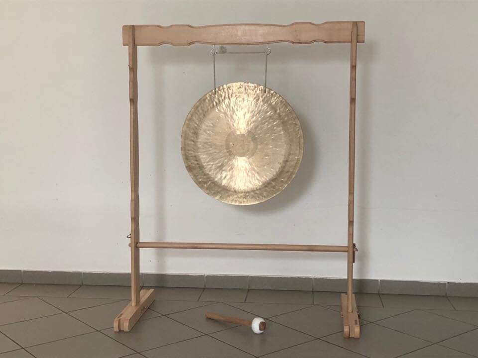 Kézzel készített gong állvány 40-60cm + Ajándék zsák Ez a masszív, gőzölt bükkfából készült gongállvány ideális 40-60 cm átmérőj